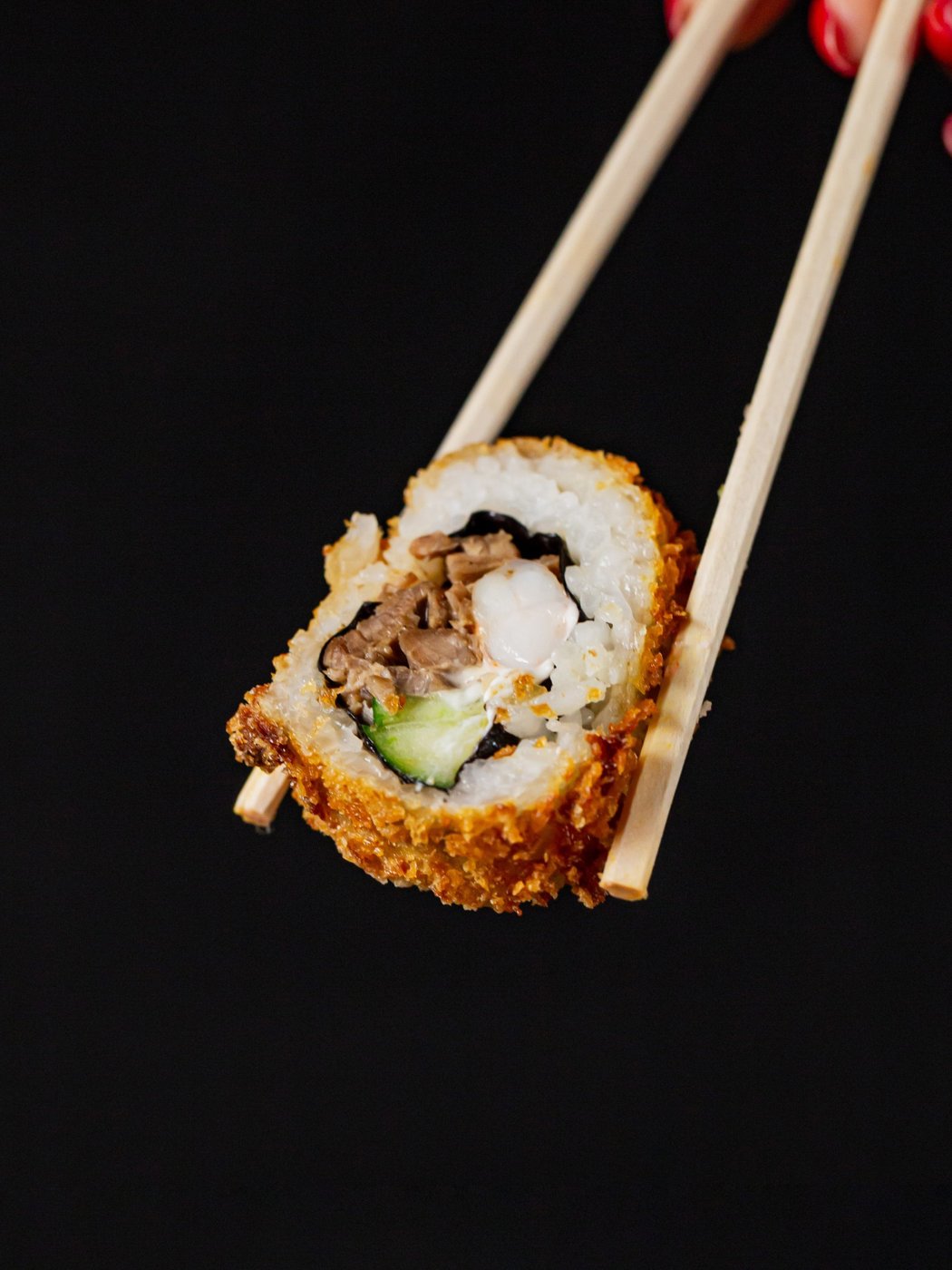 Rollo de sushi con palillos